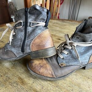 Rieker Payton Newspaper Print Moto Combat Two-Tone Ankle Boots EU 42